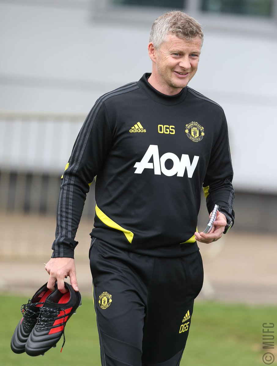 窗口期曼联调整名单以备葡超，手感冰凉环节打磨，质疑声仍在，医务组通报恢复的简单介绍