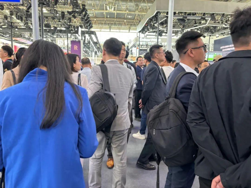 赛地聚焦：法甲窗口期热度飙升，马赛完成体检，媒体盛赞，更衣室氛围转暖 