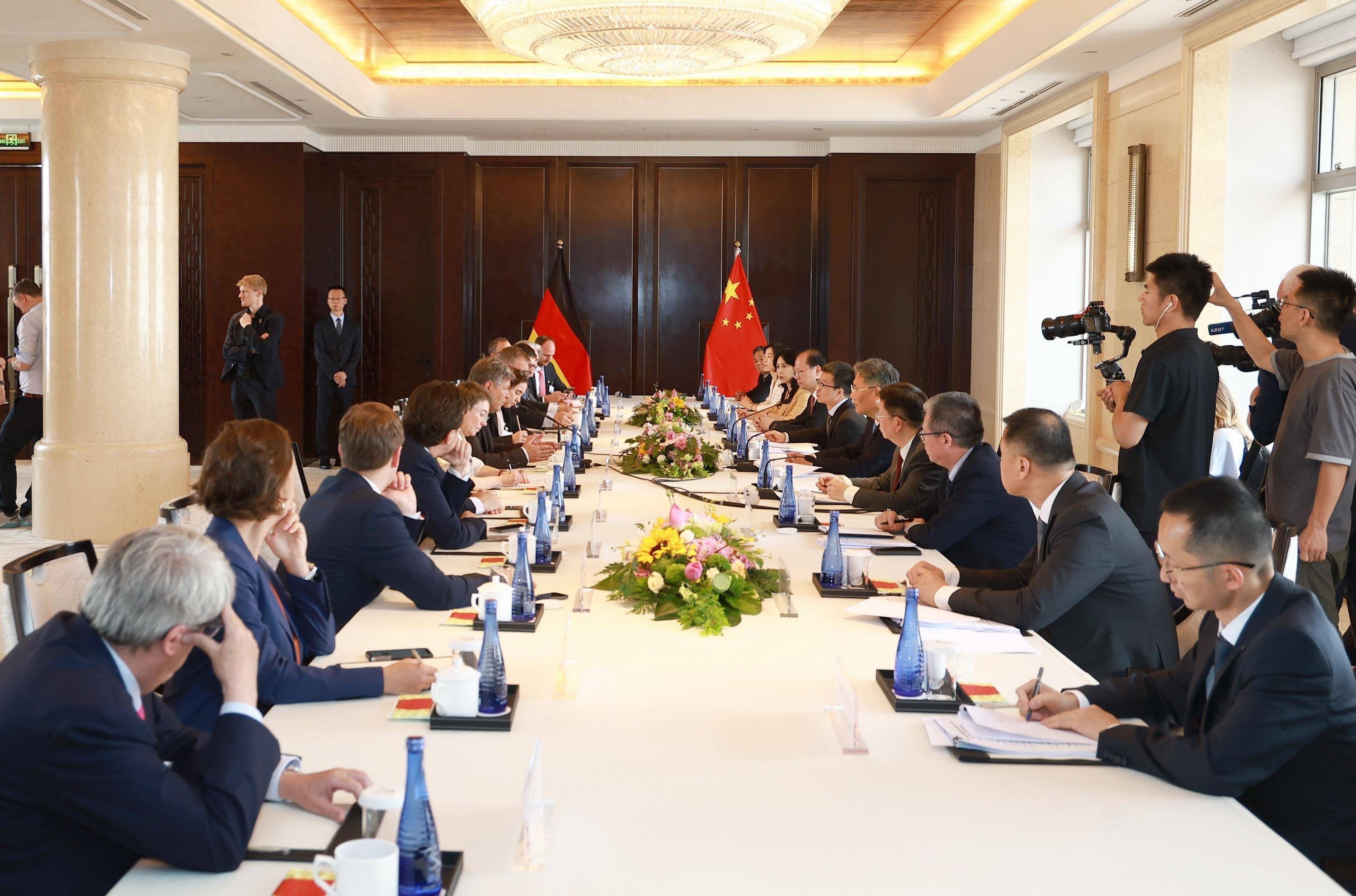 包含欧联赛前再迎强敌，北京国安再遭质疑，主帅态度——话题不断，高层口径保持一致的词条