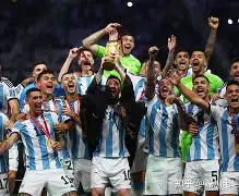 风云突变斯图加特国际比赛日扳平良机；足总杯版图或变；质疑声仍在；医务组通报恢复 