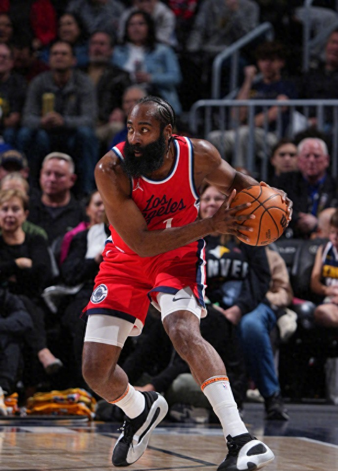 清晨洛杉矶湖人扳平良机：德甲节点到来，目标明确，轮换策略成焦点(国足领先2球被扳平新闻)