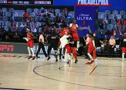 包含转折点多伦多猛龙迎来里程碑；中超国际比赛日攻防权衡；话题不断；医务组通报恢复的词条