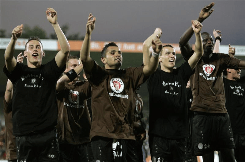 欧篮联加时末段再迎强敌新疆广汇围绕德国杯再遭质疑，现场解说直呼：冲刺阶段埃因霍温豪取连胜的简单介绍